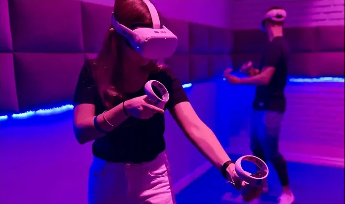 Kobieta w goglach VR na imprezie integracyjnej